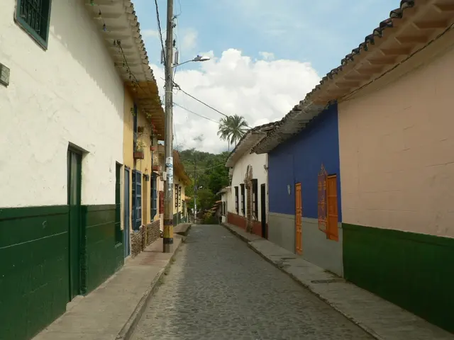 Calle con zócalos de colores