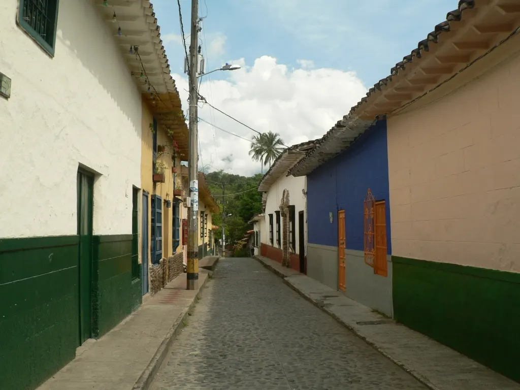 Calle soleada del centro histórico con cielo azul