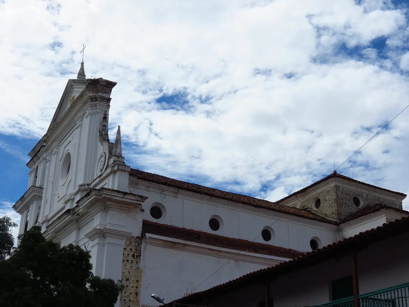 La catedral vista de lado con el cielo azul
