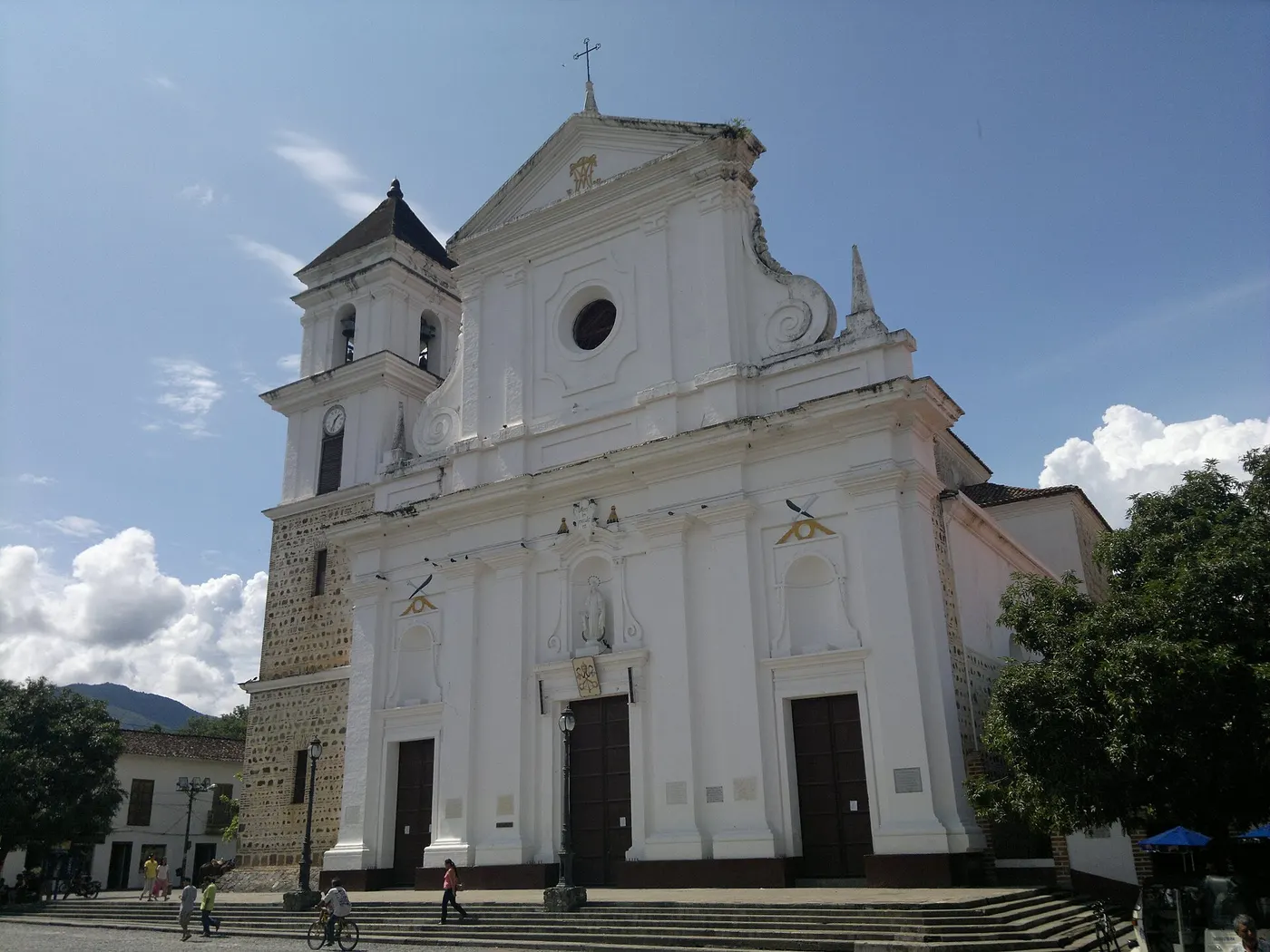 Catedral Basílica de la Inmaculada Concepción, blanca, en la plaza de Santa Fe de Antioquia