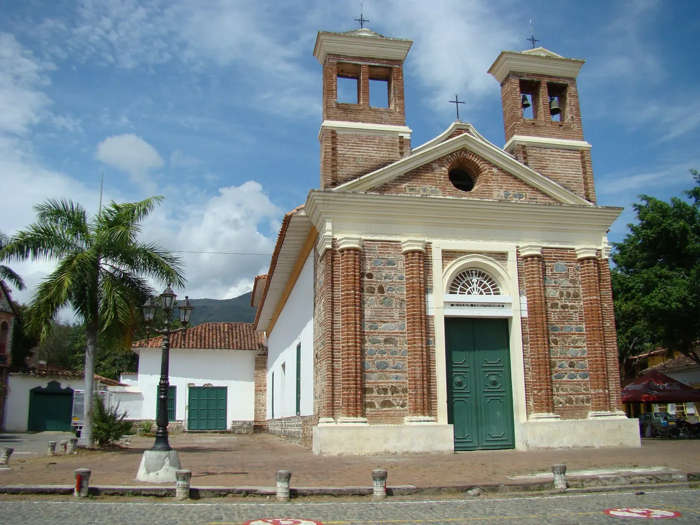 Iglesia de Nuestra Señora de Chiquinquirá con palmas