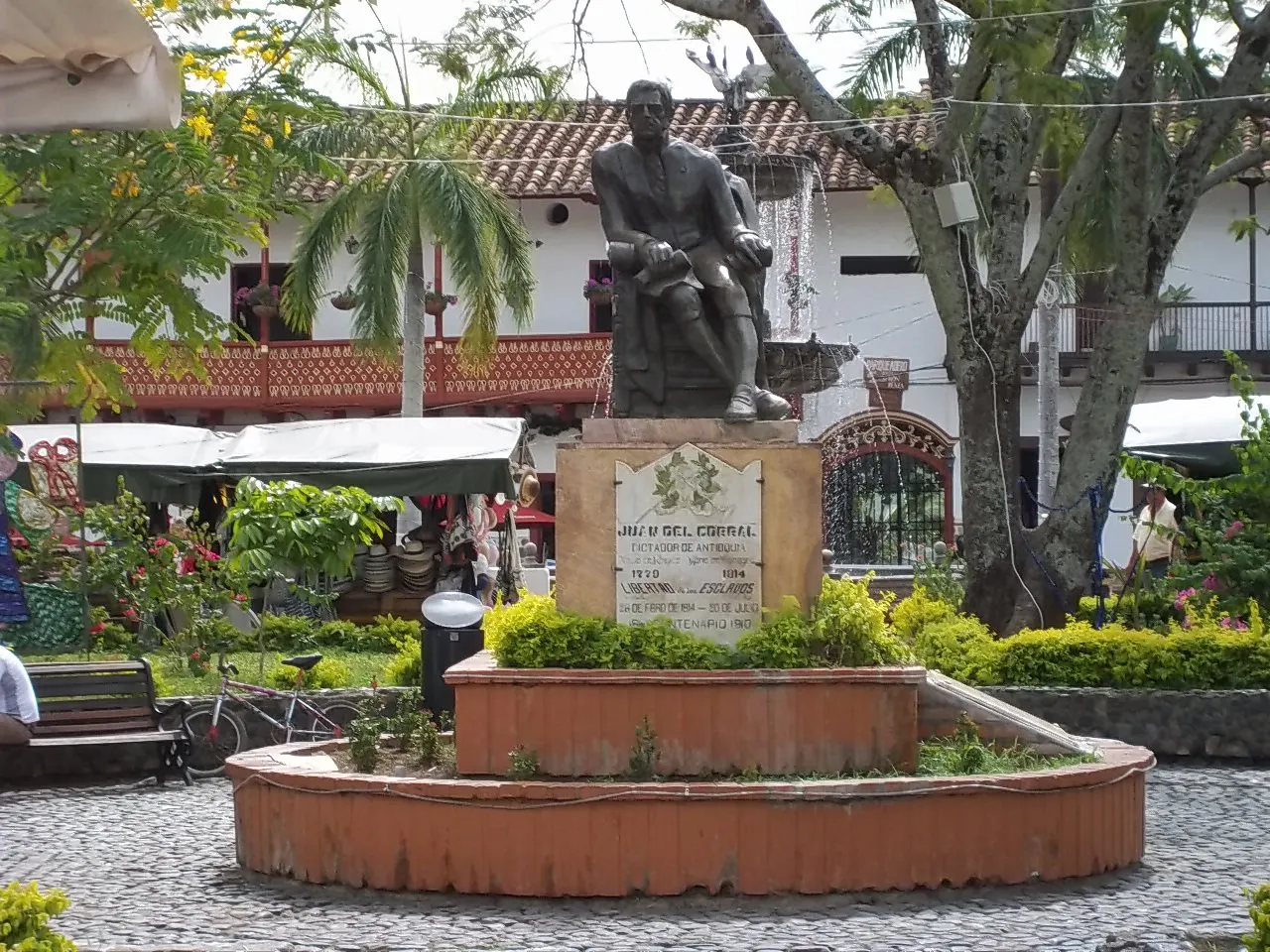 Monumento a Juan del Corral en un parque de Santa Fe de Antioquia