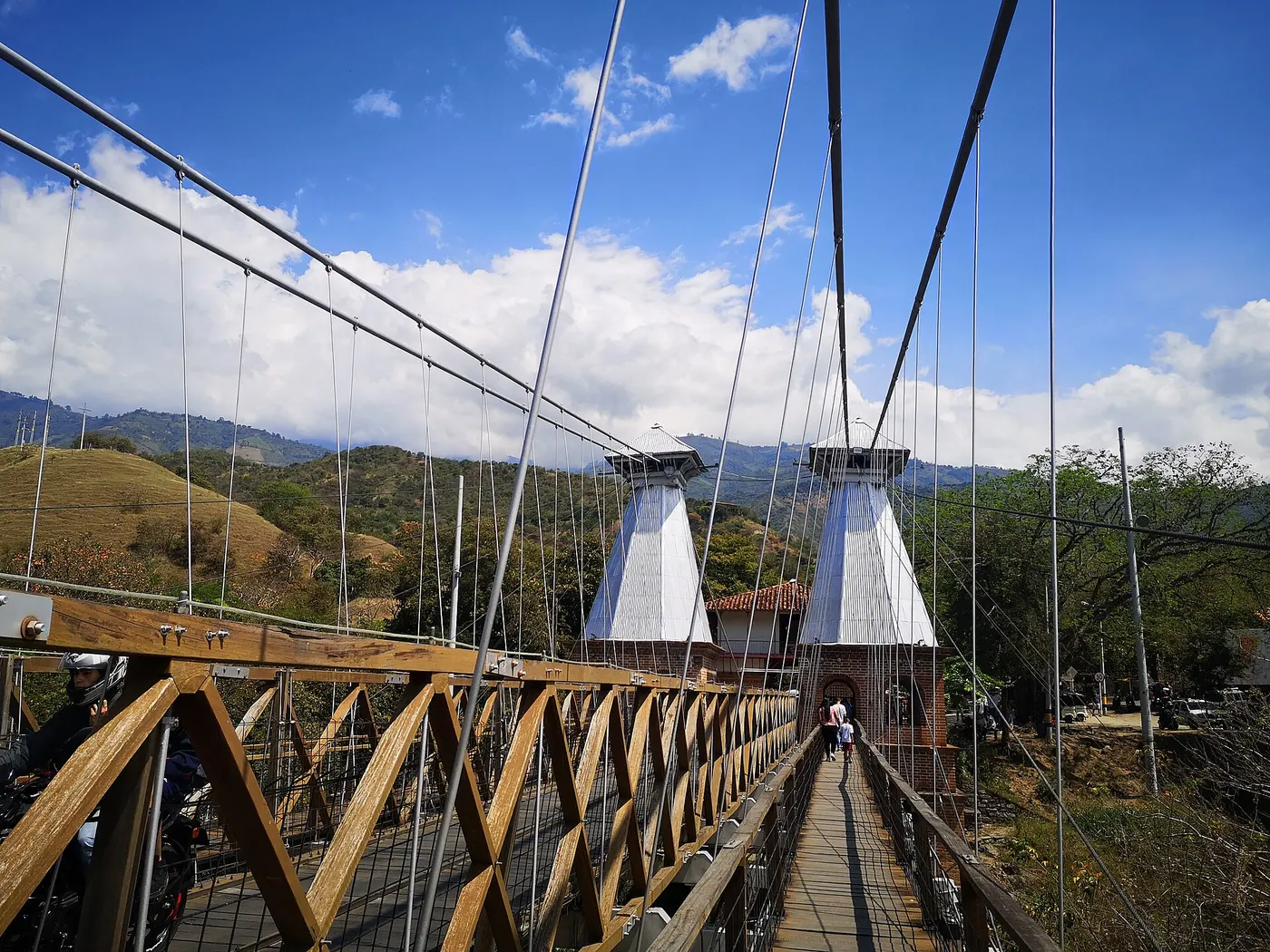 El Puente de Occidente con sus torres blancas y el tablero de madera sobre el río Cauca