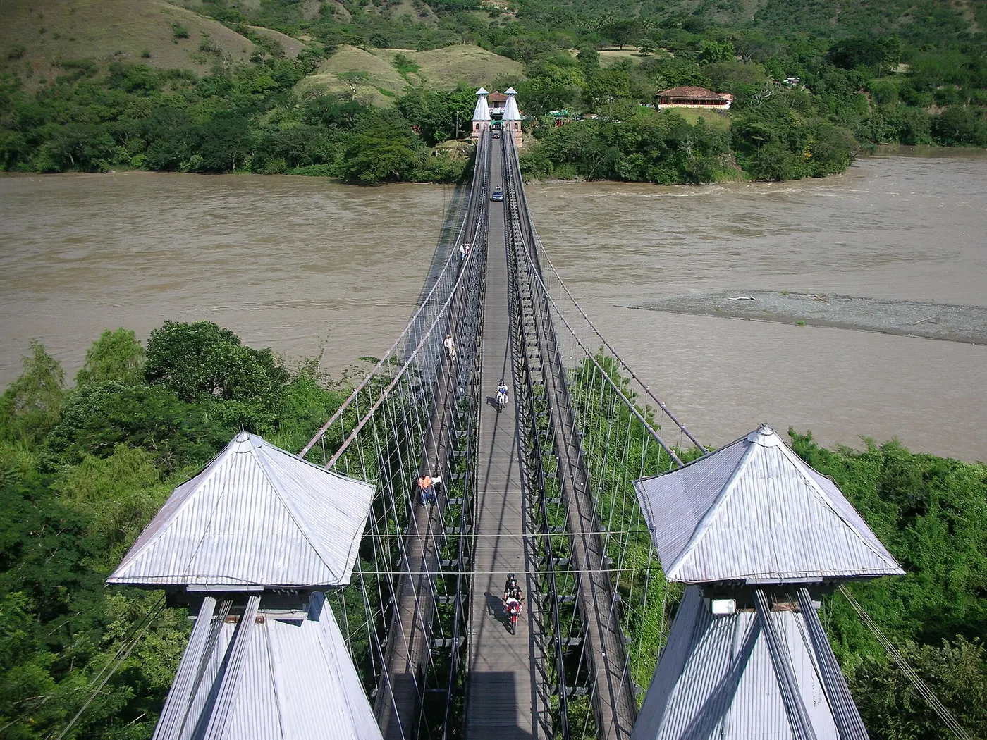 Las torres del puente vistas desde arriba, con el río Cauca al fondo