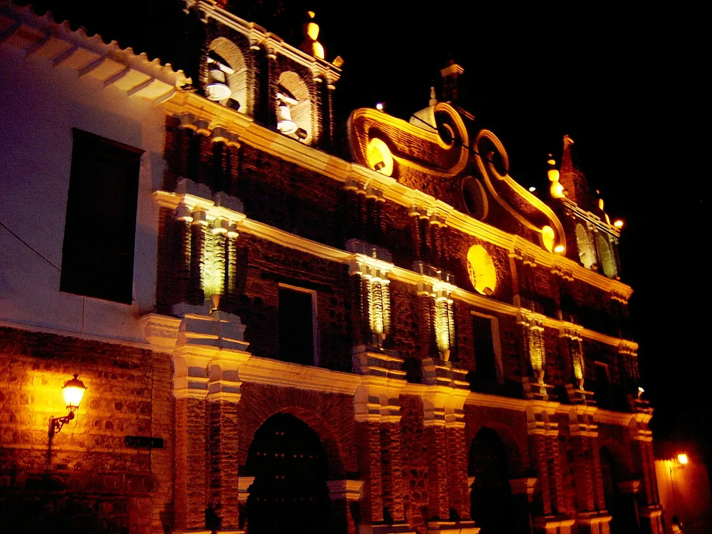 La iglesia de Santa Bárbara iluminada de noche