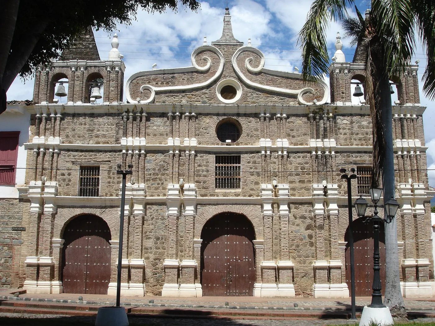 Fachada de piedra y ladrillo de la iglesia de Santa Bárbara