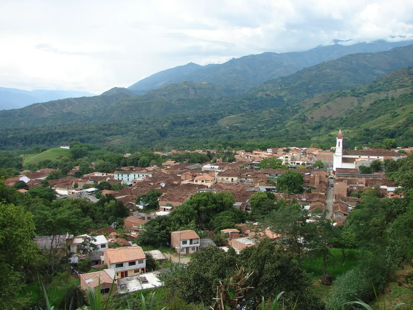 Vista panorámica de Sopetrán entre montañas