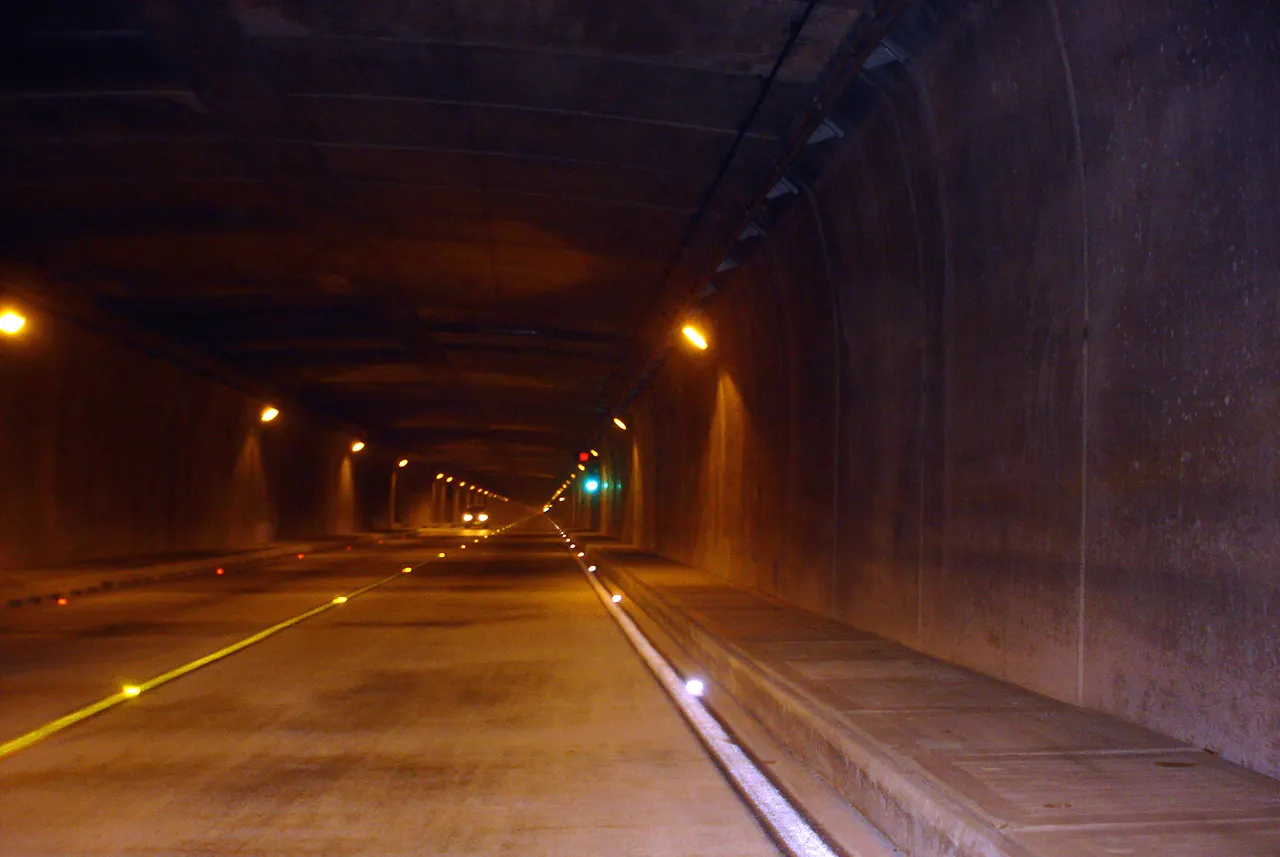 Interior iluminado del Túnel de Occidente